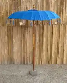 Bali-Schirm, azurblau mit Metallmünzen und goldenen Herzen am Rand, ø 190 cm und 250cm Höhe 